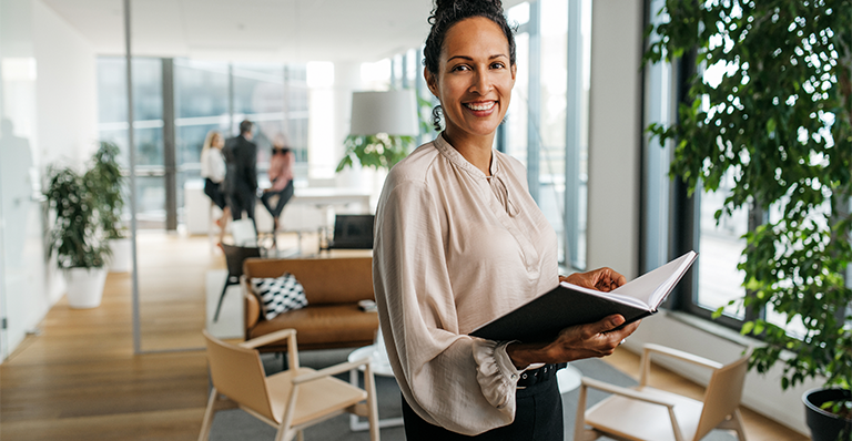 Image d’une femme dans un milieu de travail