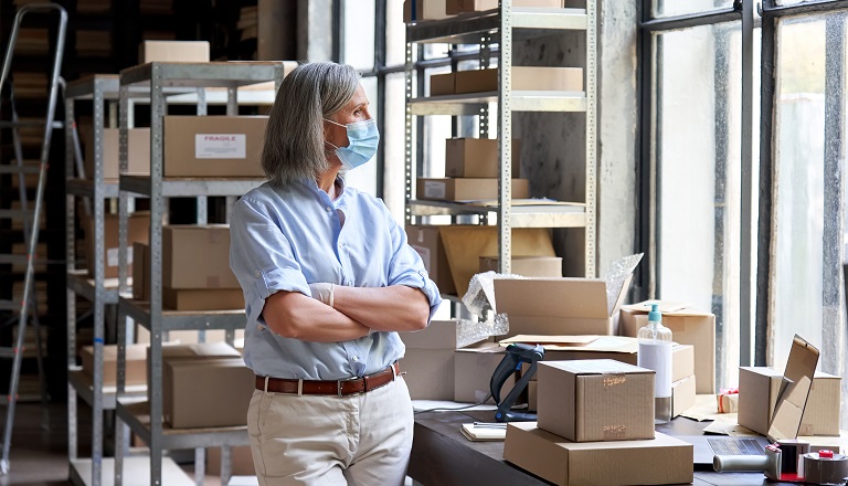 Une exportatrice mature se prépare à expédier des marchandises